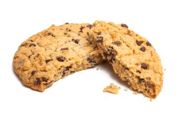 Beyaz arka planda izole edilmiş çikolata parçacıklı kurabiyeler.