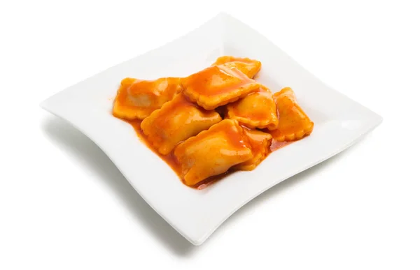 Ravioli Paradicsommártásban Fehér Alapon — Stock Fotó