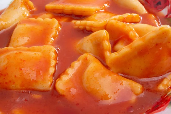 Raviolis Sauce Tomate Sur Fond Blanc — Photo