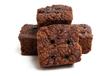 Beyaz arka plan üzerinde izole brownie kek