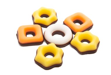 meyve çerezleri üzerinde izole beyaz arka plan sır