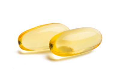 Beyaz arkaplanda izole edilmiş omega 3 kapsülleri