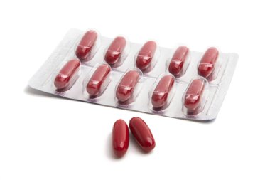 Vitaminler kapsüller izole üzerinde beyaz arka plan