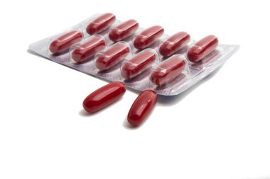 Vitaminler kapsüller izole üzerinde beyaz arka plan
