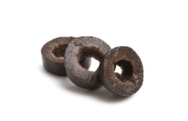 Beyaz arkaplanda izole edilmiş zeytinler