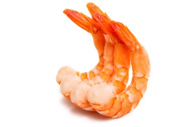 Kaynamış karides beyaz arkaplanda izole edildi