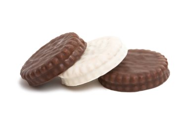 Beyaz arka planda çikolatalı kurabiyeler