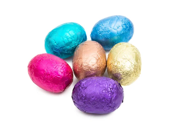 分離した色箔でチョコレートの卵 — ストック写真