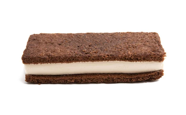 Pastel de esponja de chocolate con soufflé de leche aislado — Foto de Stock