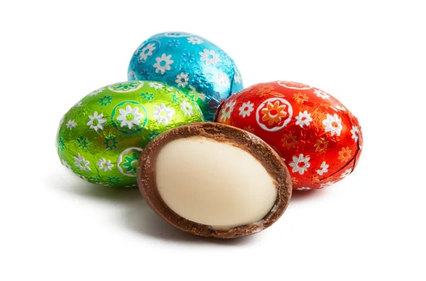 チョコレートの卵を分離 — ストック写真