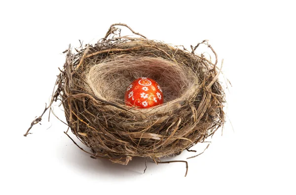 Chocolate eggs in a nest isolated — Stock Photo, Image