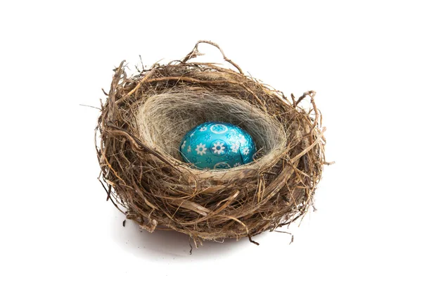 Schokoladeneier in einem isolierten Nest — Stockfoto