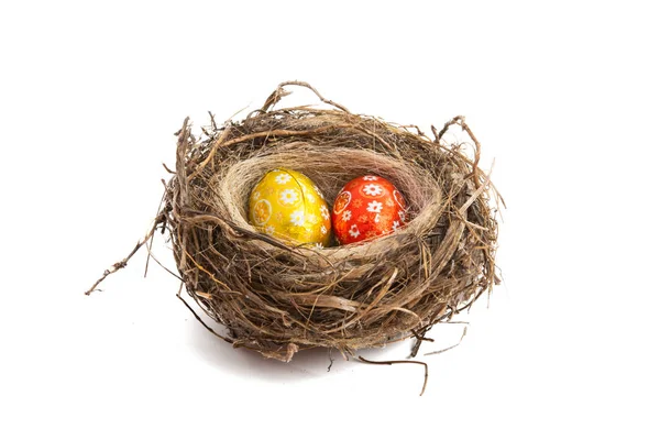 Ovos de chocolate em um ninho isolado — Fotografia de Stock