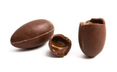 çikolata yumurta izole 