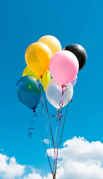Kolorowe balony przeciwko niebo — Zdjęcie stockowe