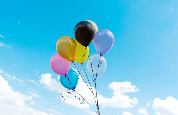 Bunte Luftballons gegen den Himmel — Stockfoto