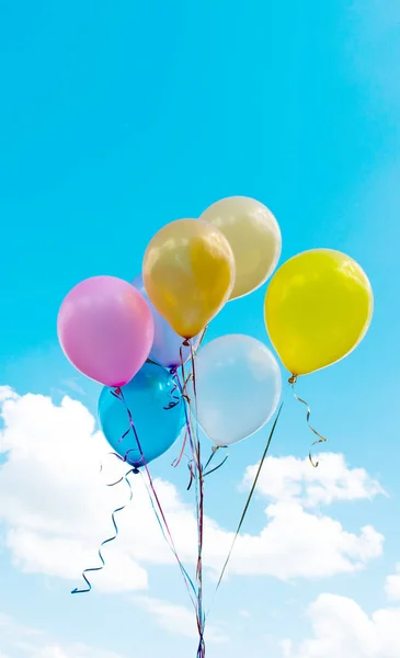 Bunte Luftballons gegen den Himmel — Stockfoto