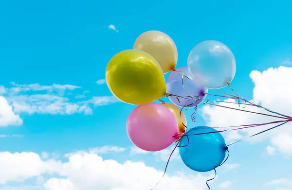 Bunte Luftballons gegen den Himmel — Stockfoto