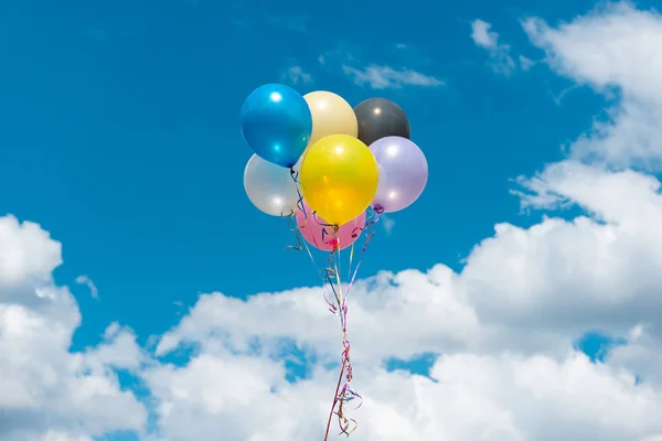 Bunte Luftballons gegen den Himmel — Stockfoto