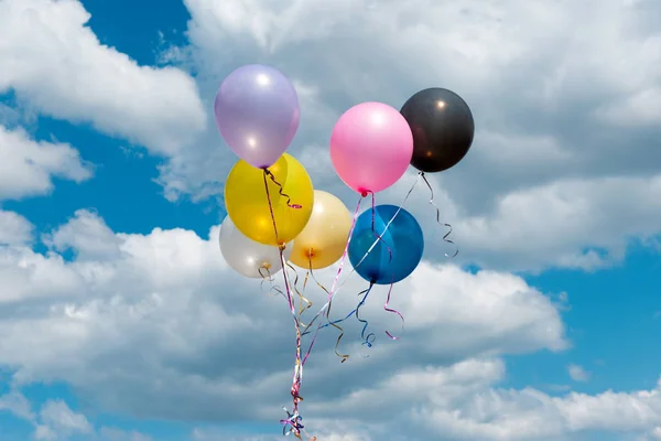 Bunte Luftballons gegen den Himmel — Stockfoto