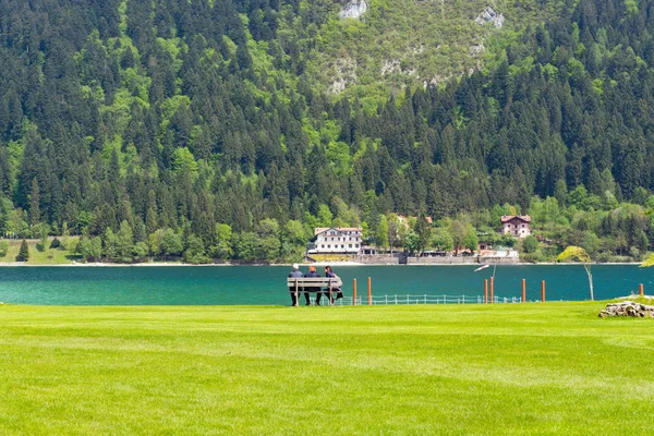 Bela paisagem do lago italiano Molveno — Fotografia de Stock