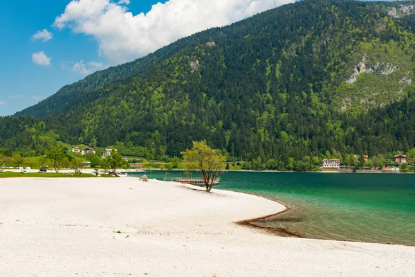 Bela paisagem do lago italiano Molveno — Fotografia de Stock