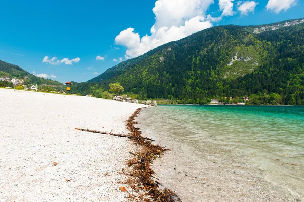 Bela paisagem do lago italiano Molveno — Fotografia de Stock