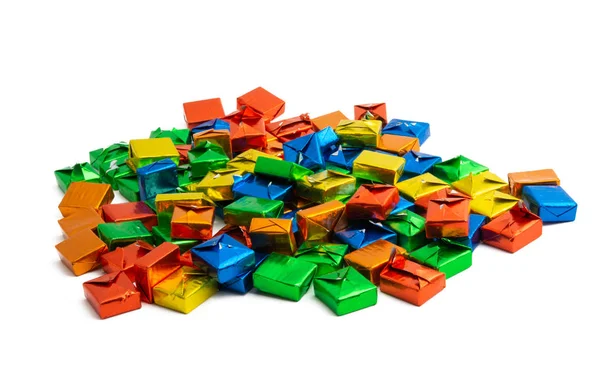 Candy in een multi-gekleurde wrapper geïsoleerd — Stockfoto