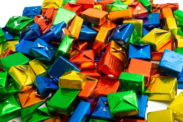 Candy in een multi-gekleurde wrapper geïsoleerd — Stockfoto
