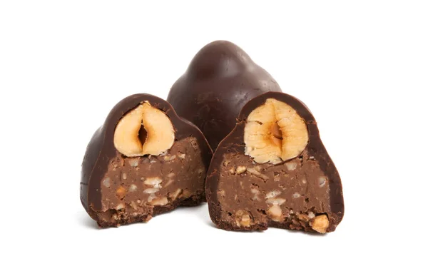 Caramelo de chocolate con frutos secos aislados — Foto de Stock