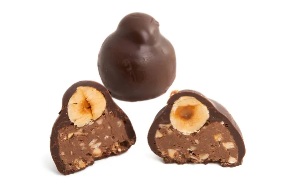Caramelo de chocolate con frutos secos aislados — Foto de Stock