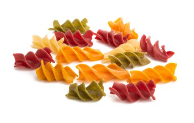 İtalyan renkli makarna izole 