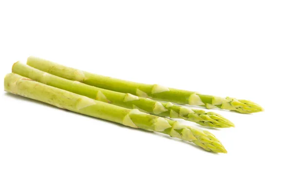 Zielone szparagi na białym tle — Zdjęcie stockowe
