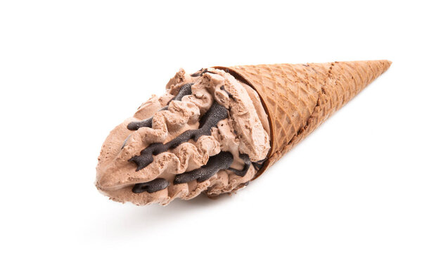 мороженое в вафельной чашке 