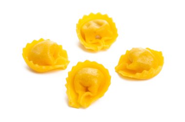 İtalyan fettuccine ravioli izole