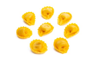 İtalyan fettuccine ravioli izole