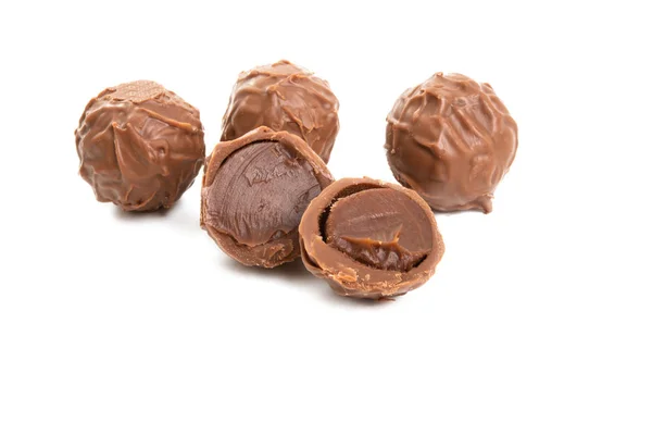 Trufas de chocolate isoladas — Fotografia de Stock