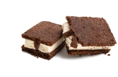 süt sufle ile çikolata sünger kek izole 