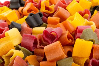 İtalyan makarna kalpler izole 