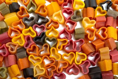 İtalyan makarna kalpler izole 