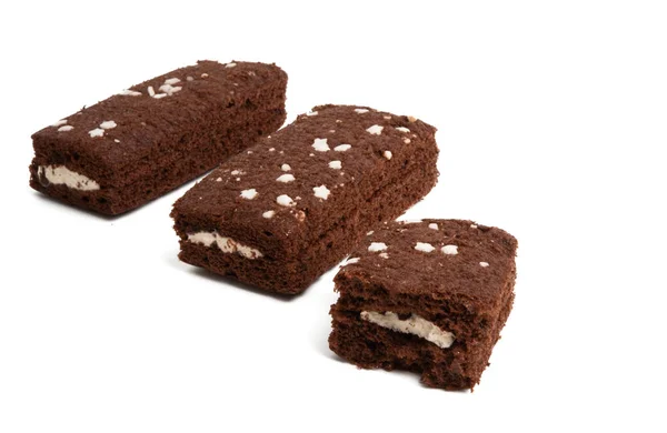 초콜릿 스폰지 케이크 고립 — 스톡 사진