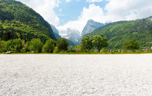 Beau paysage de la côte du lac Molveno dans les Alpes — Photo