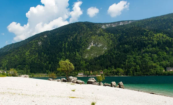 Bela paisagem da costa do Lago Molveno nos Alpes — Fotografia de Stock