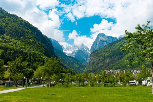 阿尔卑斯山莫尔韦诺湖海岸的美丽景观 — 图库照片