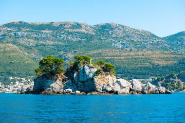 güneşli bir günde güzel manzara Karadağ kıyılarında