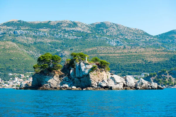 güneşli bir günde güzel manzara Karadağ kıyılarında