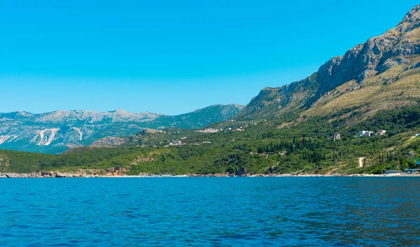 Bela paisagem em um dia ensolarado a costa de Montenegro — Fotografia de Stock