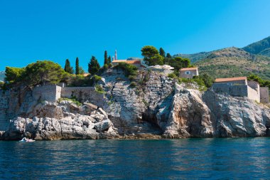 güneşli bir günde güzel manzara Karadağ kıyılarında