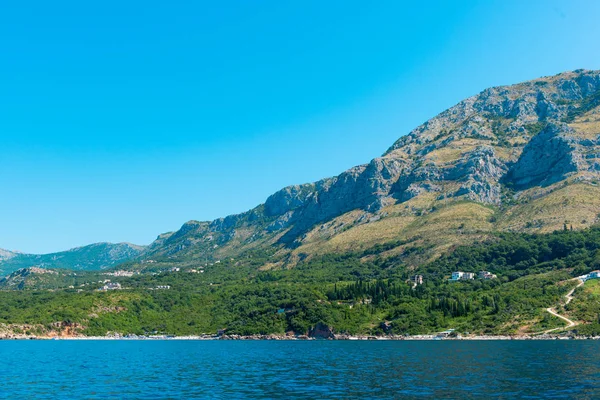 美丽的风景在阳光明媚的一天，黑山海岸 — 图库照片