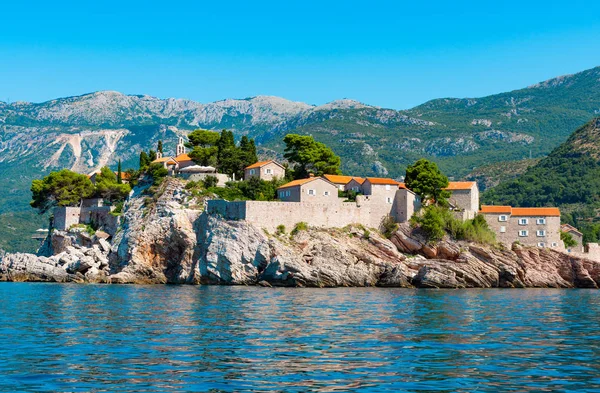Bela paisagem em um dia ensolarado a costa de Montenegro — Fotografia de Stock